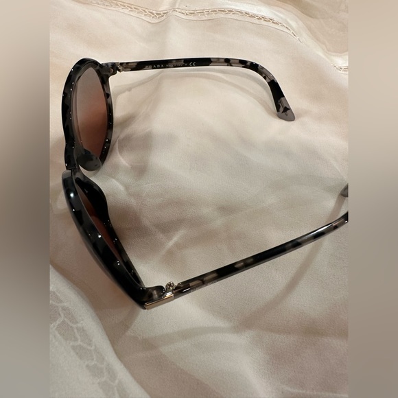 Prada sunglasses excellent condition no scratches - Picture 4 of 12